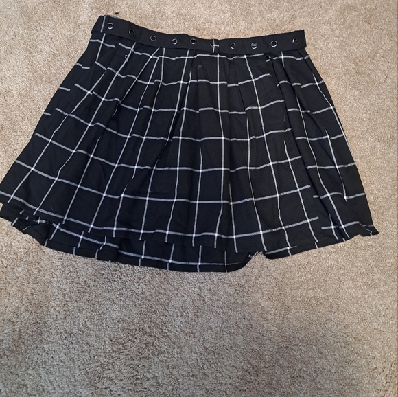 Black & White Plaid Pleated Skirt With Grommet Belt - Picture 4 of 4